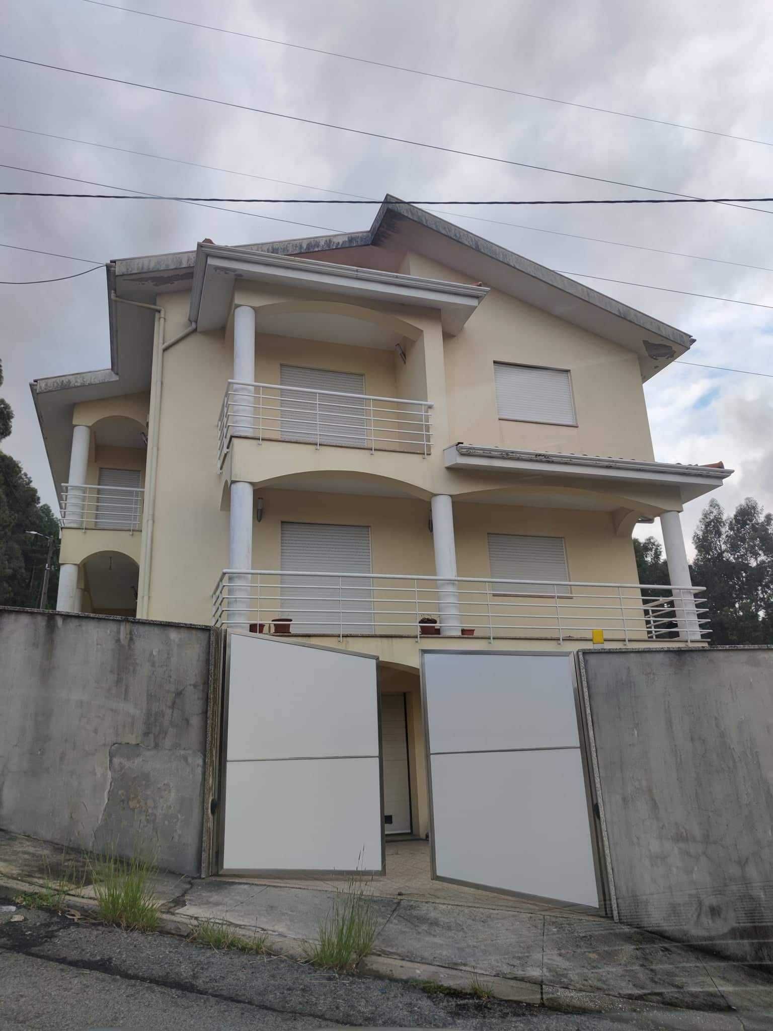 Casa para venda com ótimos acessos Frentes  com garagem para 4 carros