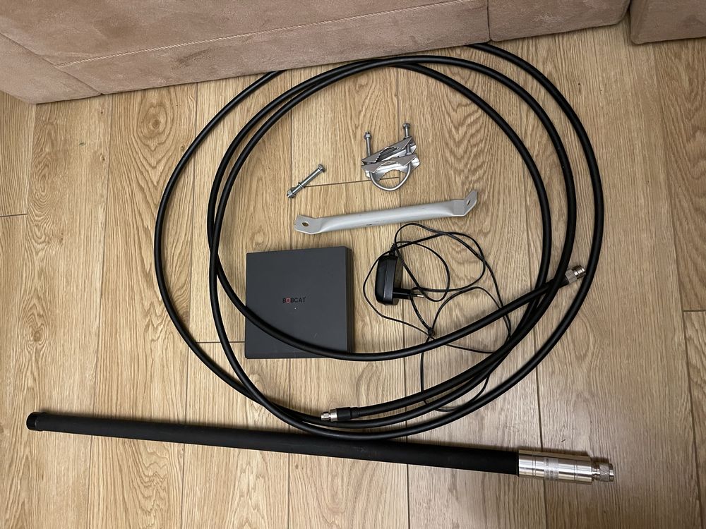 Bobcat 300 + antena