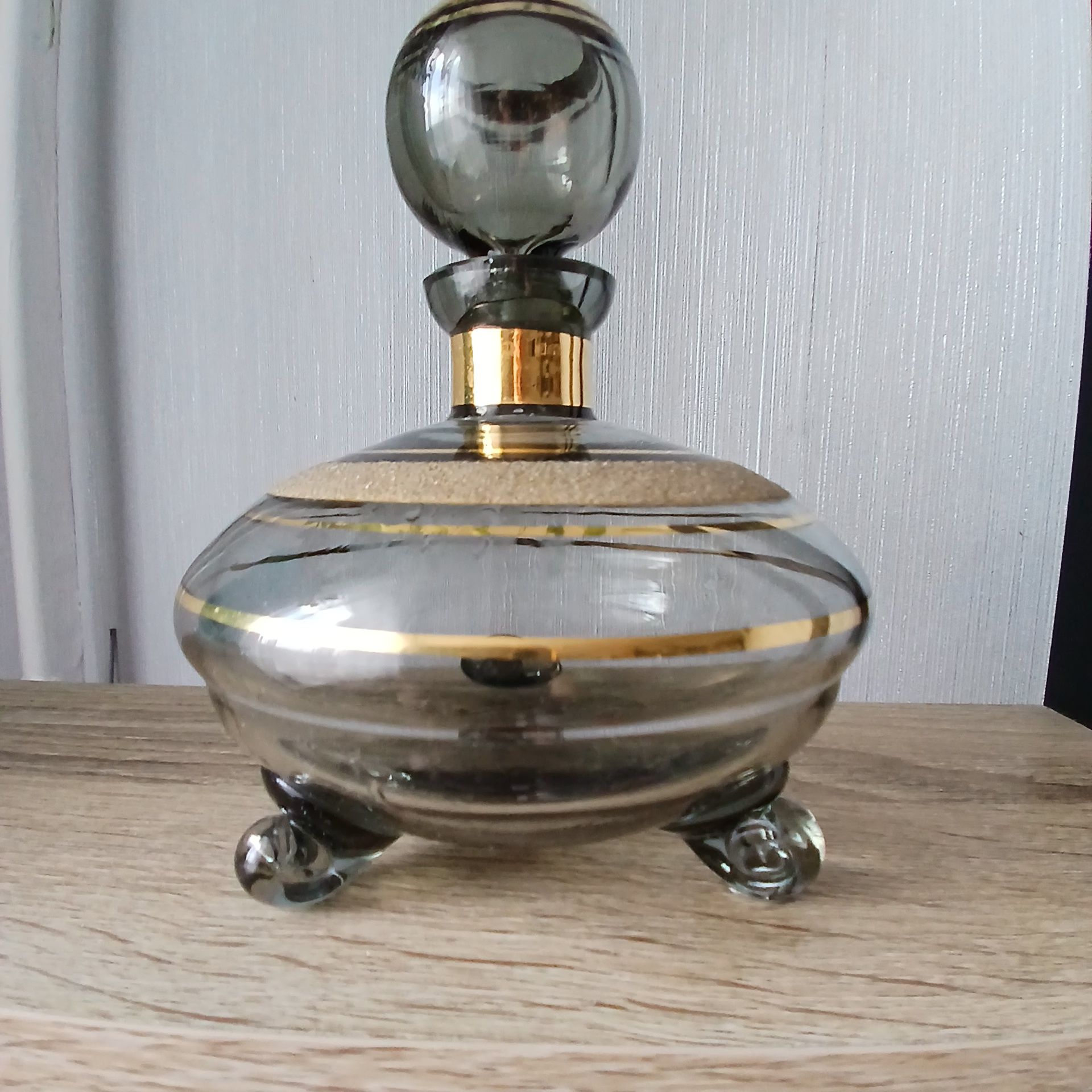 Mała karafka ze szkła dymionego, szaro-złoty, styl Mid Century Vinta
