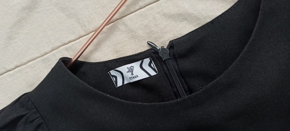 Чорна сукня з вишивкою на рукавах українського бренду Птаха 1613