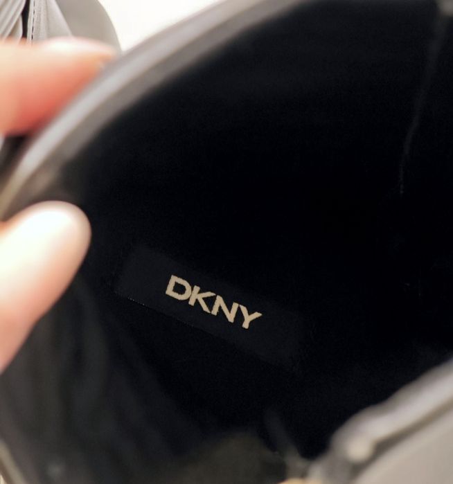 DKNY. Czarne botki na wysokim słupku, złote elementy, ekoskóra, r. 41