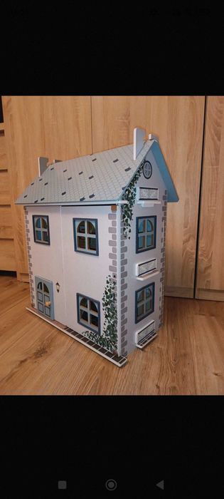 Domek dla lalek piętrowy drewniany otwierany zamykany, zabawa w dom