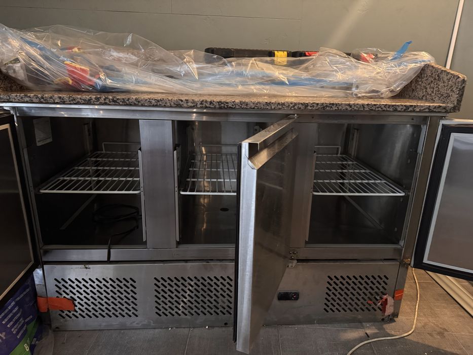 Stoł chlodniczy z blatem granitowym