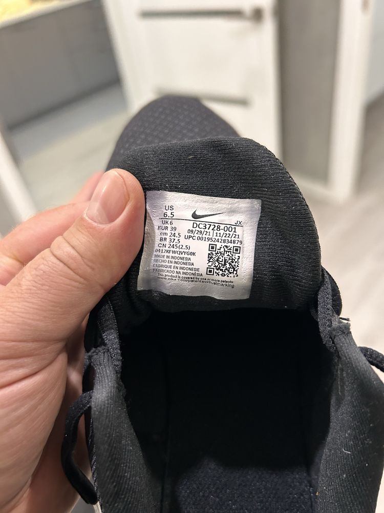 Продам нові кросівки nike eur 39