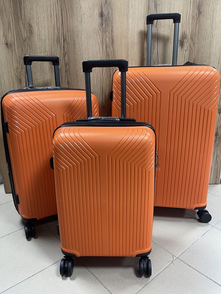Валізи,чемодани на колесах міцні протиударний поліпропілен