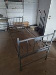 Stare metalowe łóżko