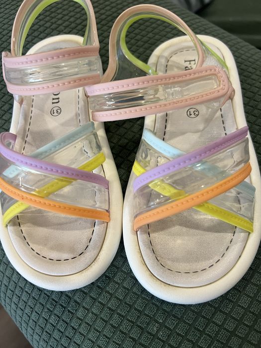 Sandalias coloridas . Tamanho 31.
