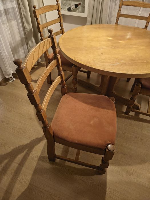 Komplet 4 krzeseł z litego drewna, obicie welurem, solidne