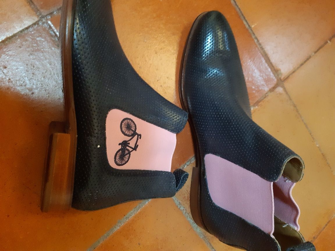 Botas de homem estado novo.