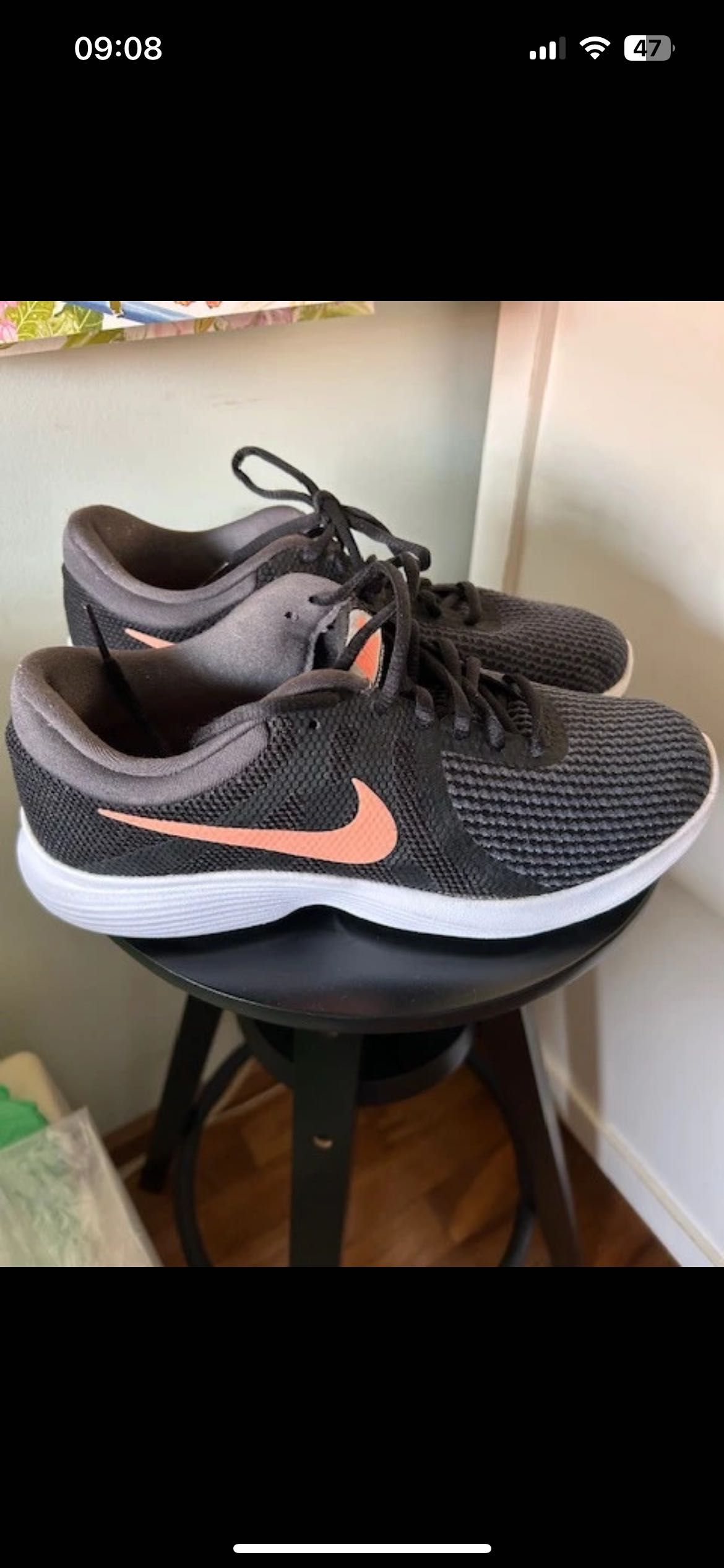 Ténis pretos Nike, com pouco uso, em muito bom estado