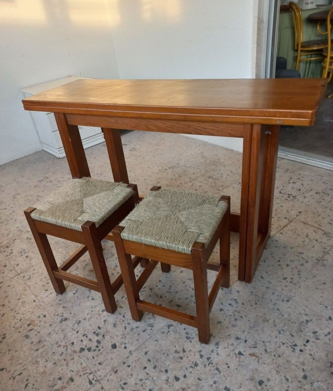 Mesa extensivel com 2 bancos