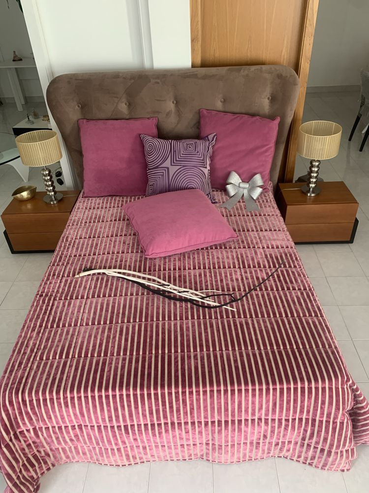 Cama de casal com mesas de cabeceira