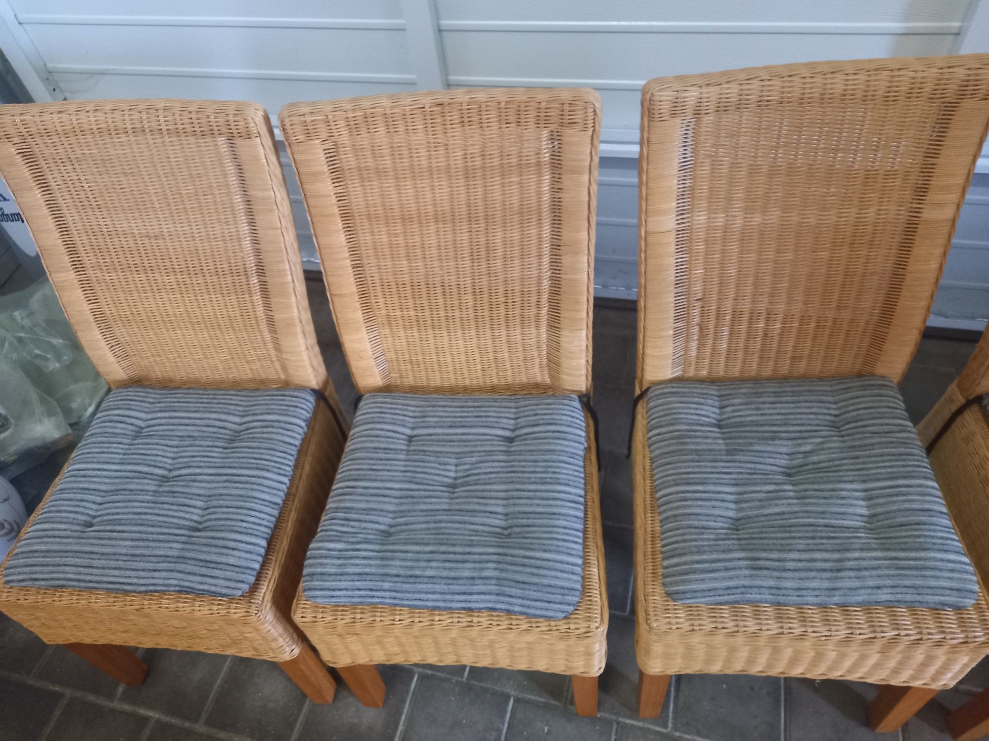 Cztery krzesła ratanowe