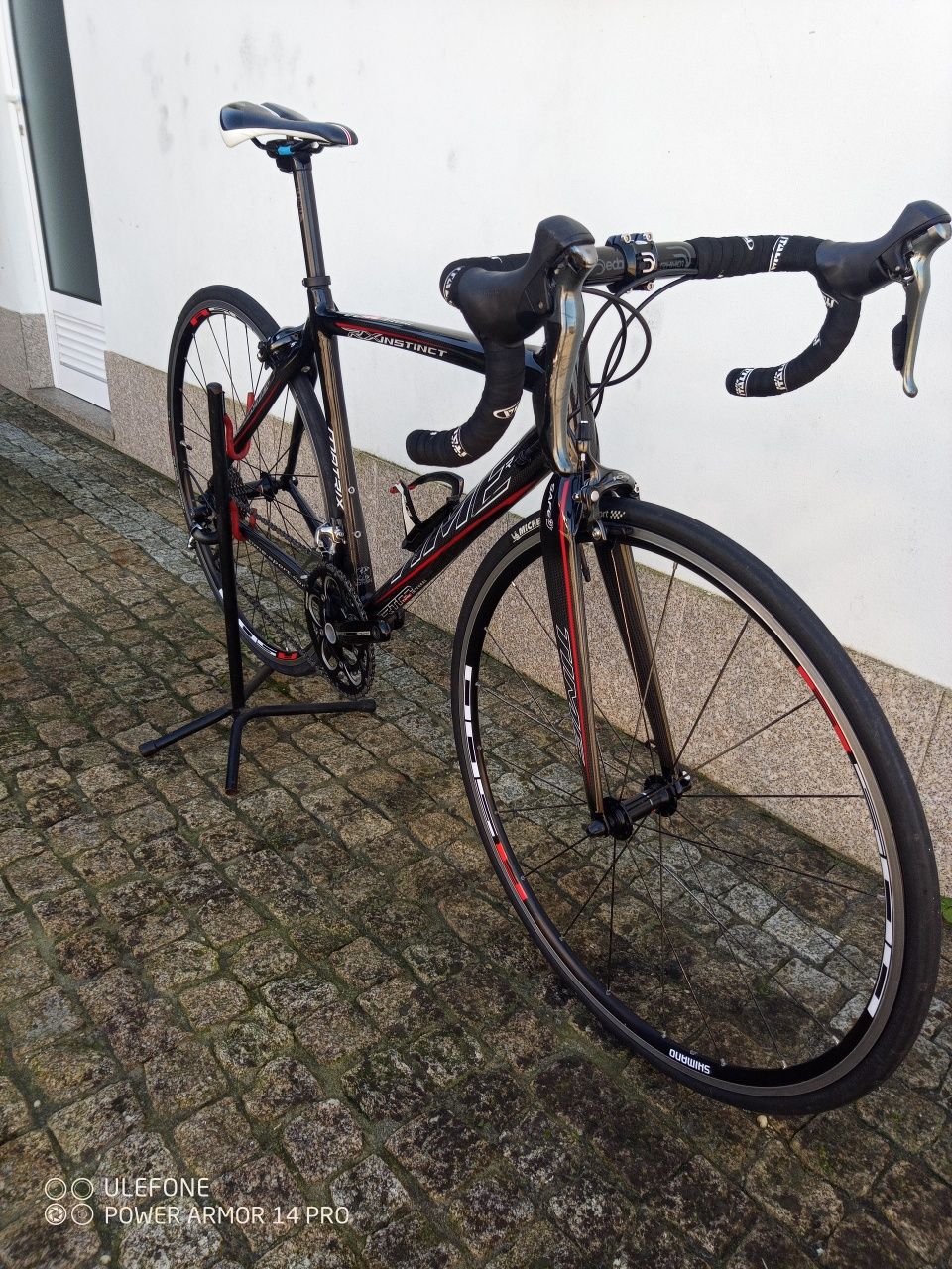 4 bikes, duas em carbono, por encerramento de loja