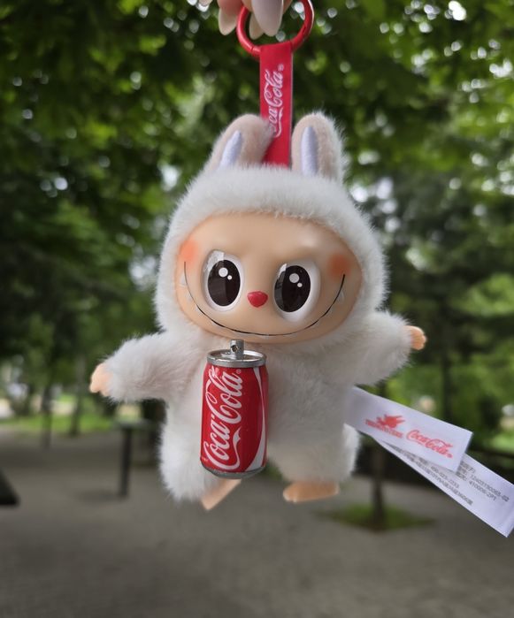 Лабубу серії кока-кола. Двох видів.