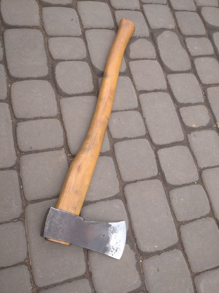 Stara niemiecka sygnowana kuta siekiera - trzonek akacja