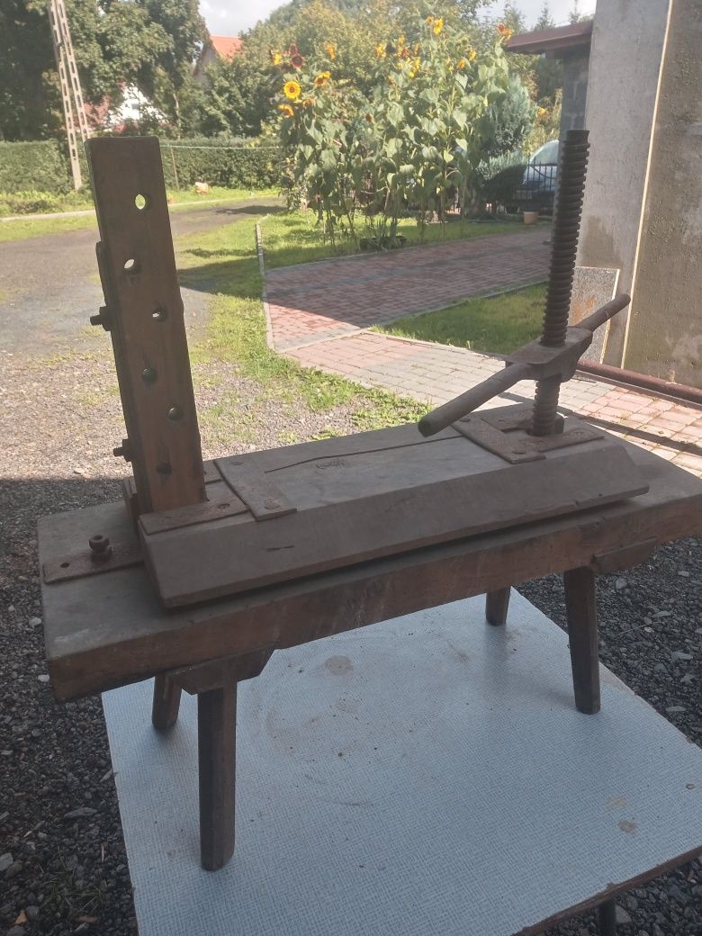 Stara ale wciąż funkcjonalna wyciskarka.