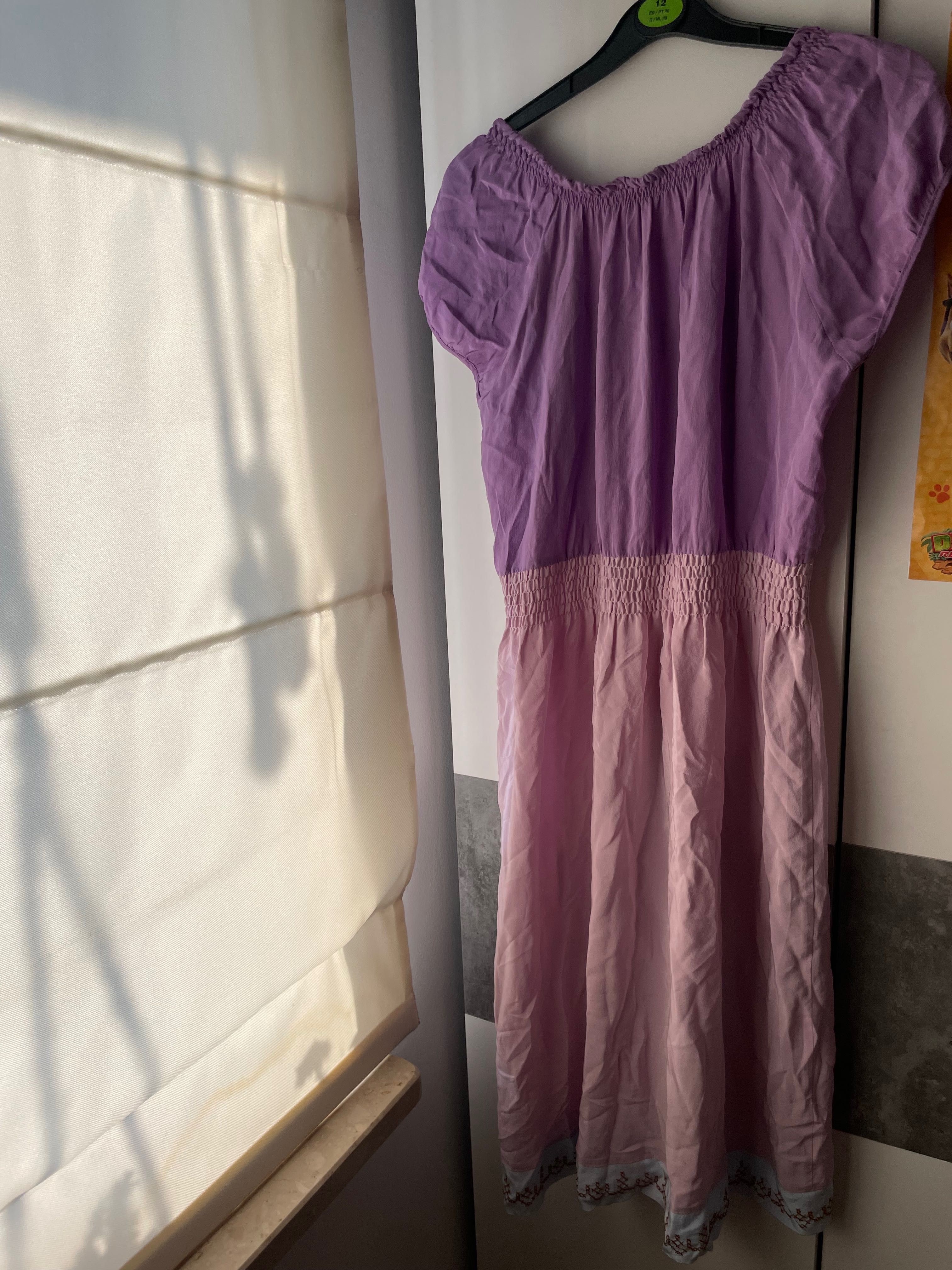 Sukienka z gumka w pasie fioletowa w kwiaty 38