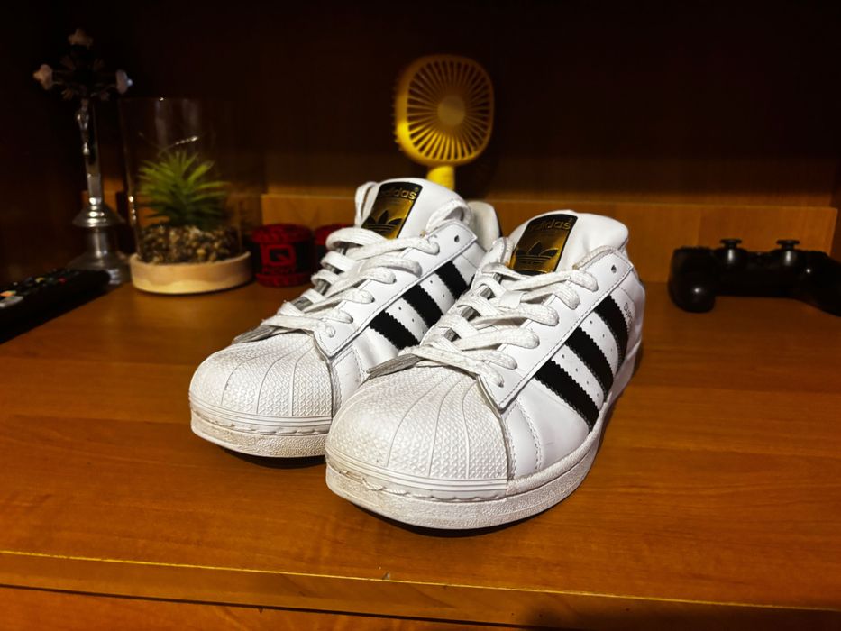 Adidas Superstar.