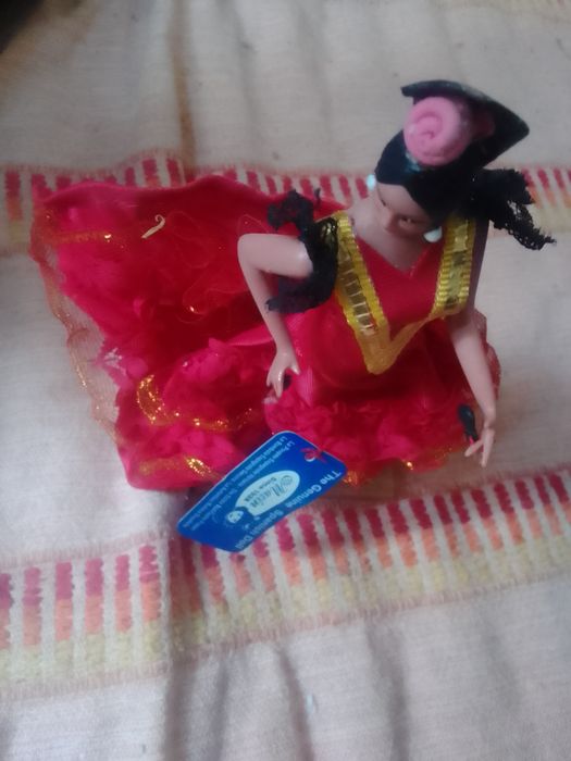 Sevilhana média nova com etiqueta muito linda  só 20€