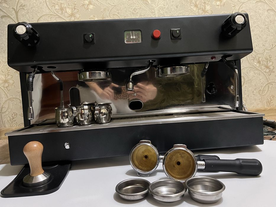 Професійна кавомашина , в подарунок кавомолка