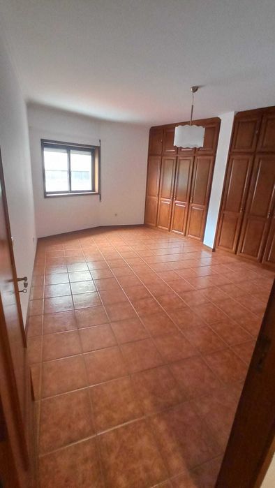 Alugo T1 com areas generosas e lugar de garagem no centro de Penafiel