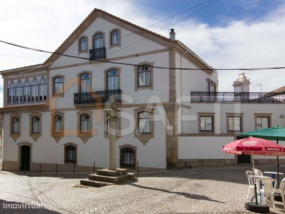 Casa Senhorial T5, com elevador, Em Canas De Senhorim.