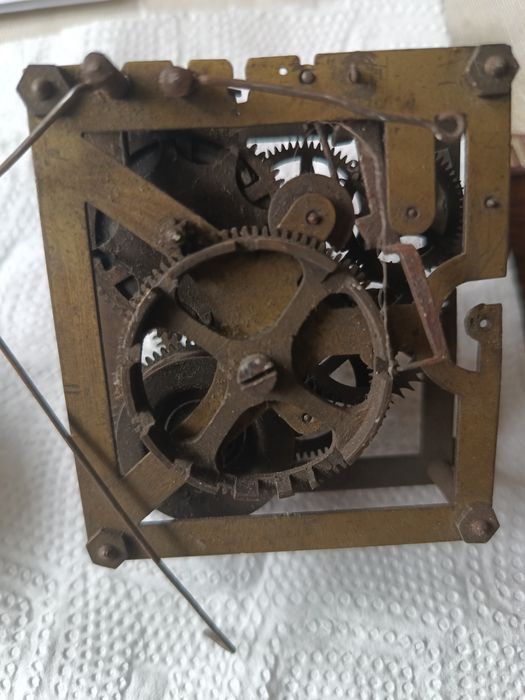 Zestaw starych zegarów mechanizmów chodzik, Oris i kukułka