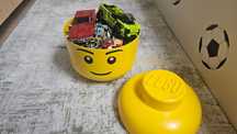 Klocki LEGO w duzej glowie LEGO + dwa samochody