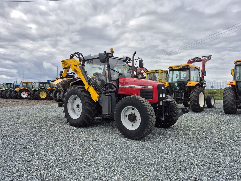Massey ferguson 6255 z kosiarka bijakowa do koszenia  poboczy wysięgni