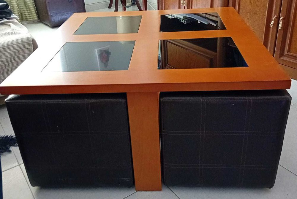 Mesa de centro com bancos em pele