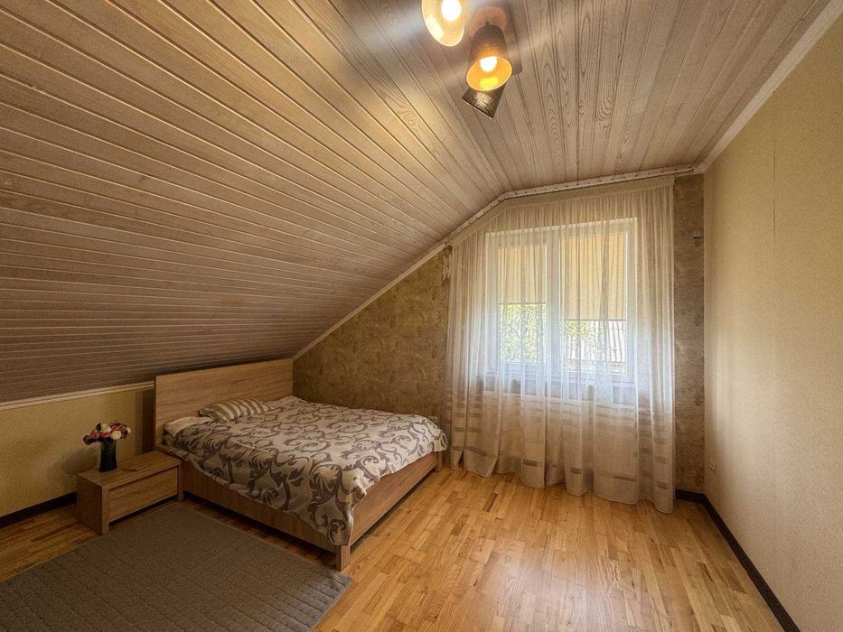 Будинок з гаражем