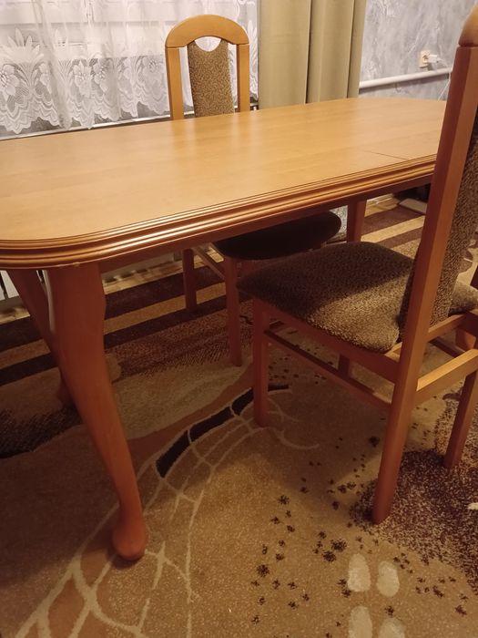 Stol z krzeslami