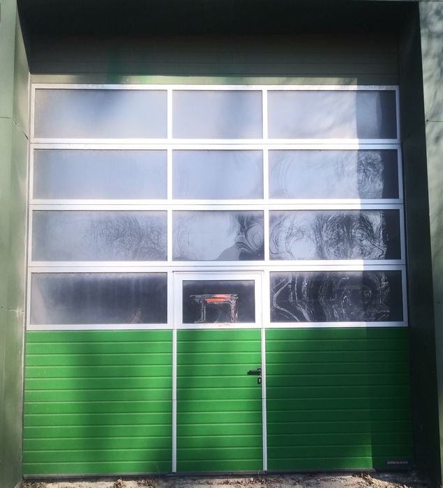 Brama Hormann z drzwiami serwisowymi ocieplana i przeszklona