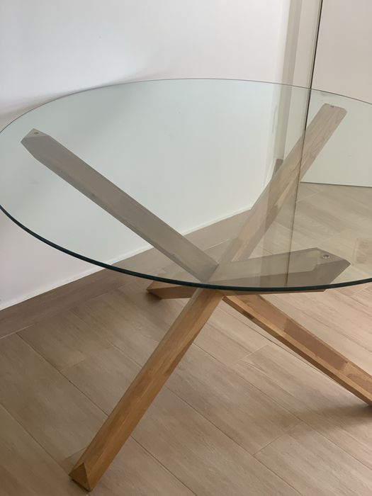 Mesa de jantar redonda com tampo de vidro da Jysk