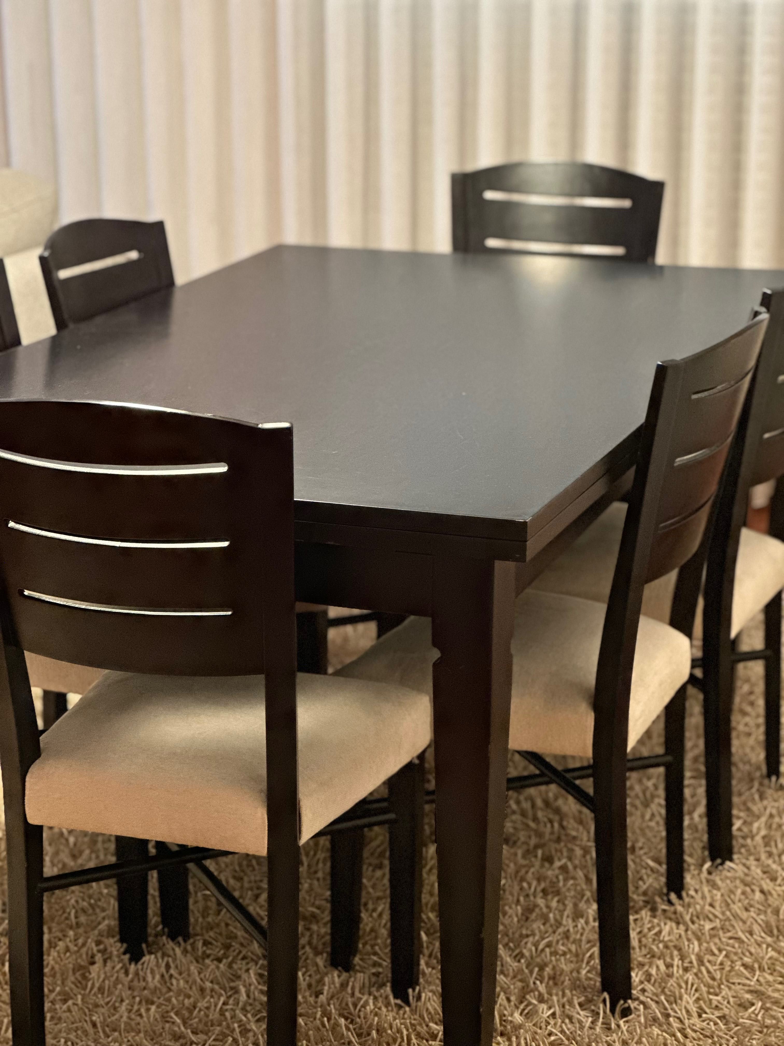 Mesa de jantar extensível em madeira e cadeiras
