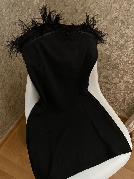 Сукня з пірʼям силуетна