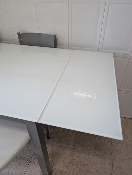 Mesa e cadeiras de cozinha