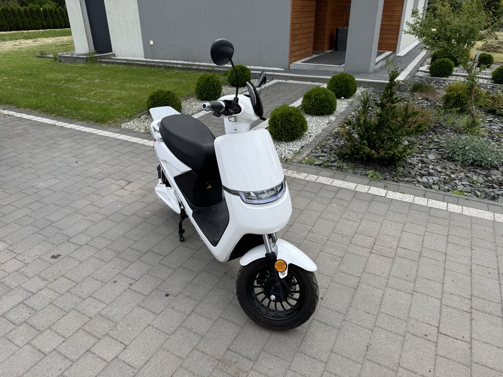 Skkiter elektryczny E-MIO Agile