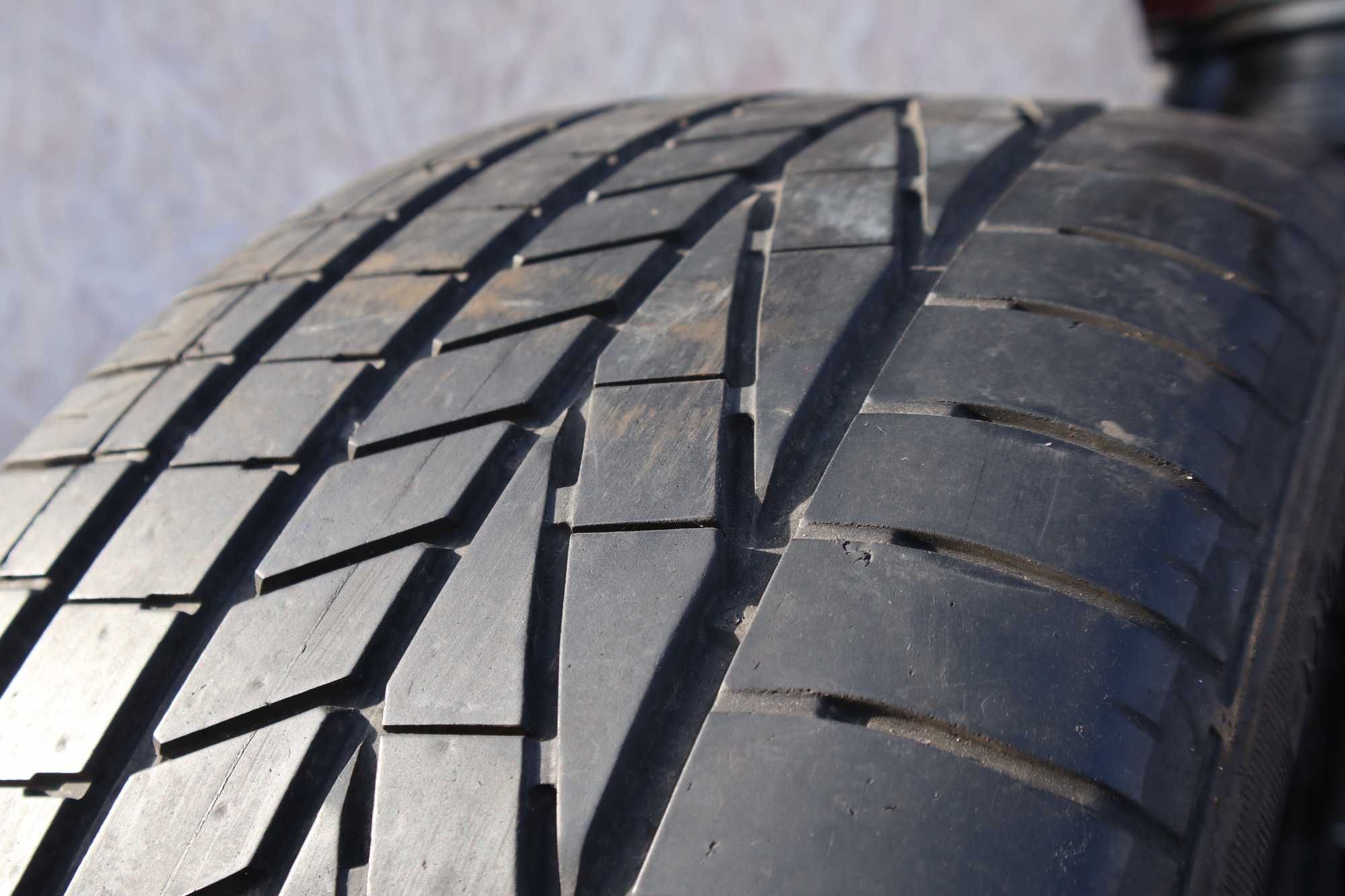 Комплект літніх шин Goodyear Exellence 275/40 R20