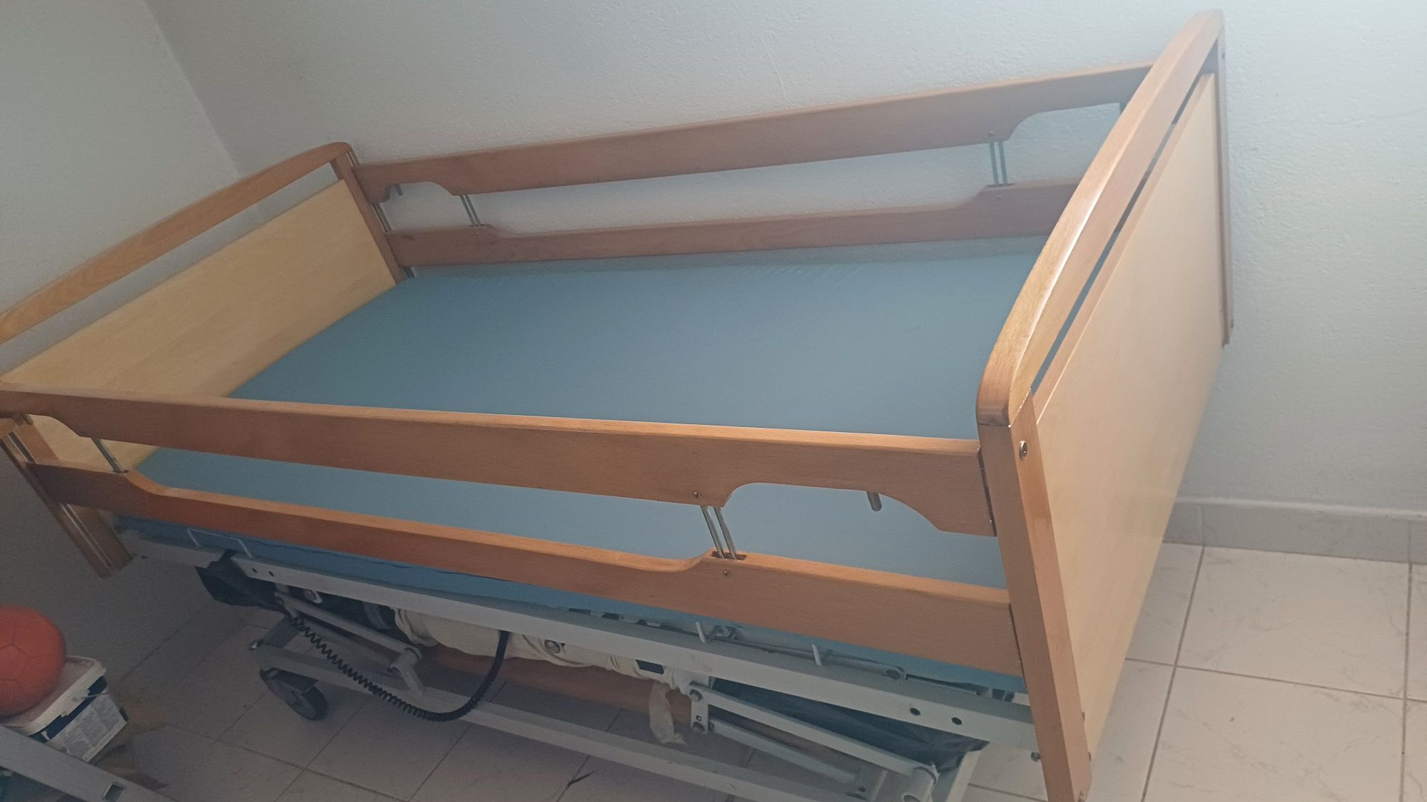 Cama hospitalar com motor eléctrico