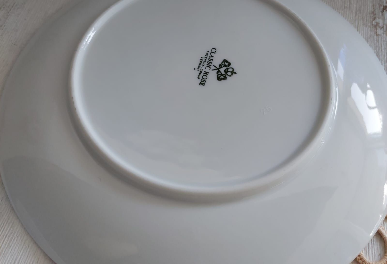 Rosenthal z serii romanze, talerz śniadaniowy. Biała porcelana zdobion