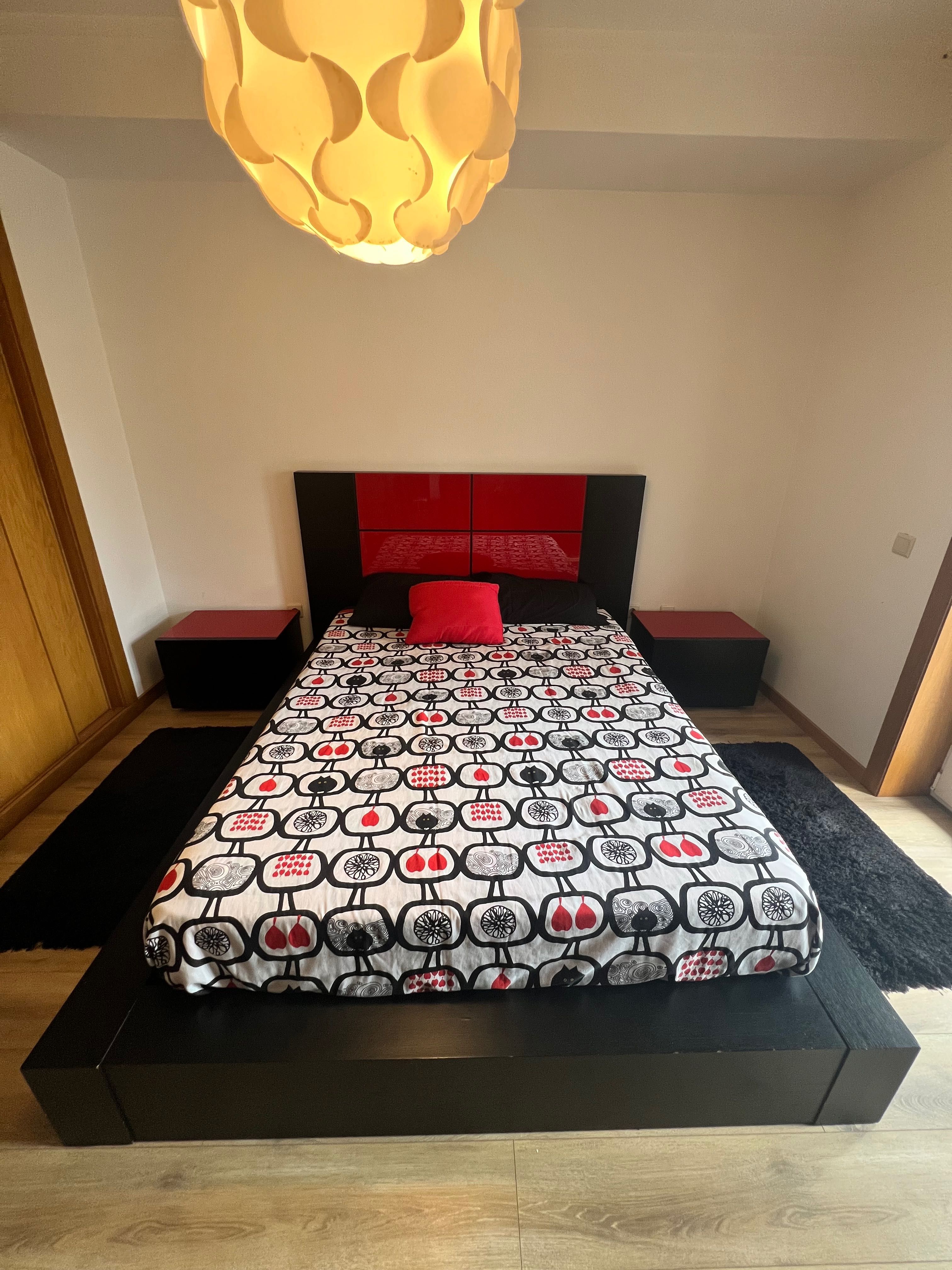 Cama casal c/ estrado + colchão + 2 mesas de cabeceira
