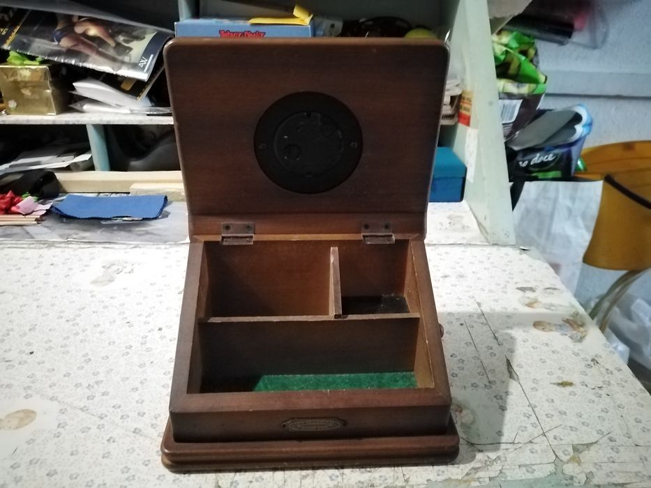 Vendo caixas de arrumação com relógio bom estado