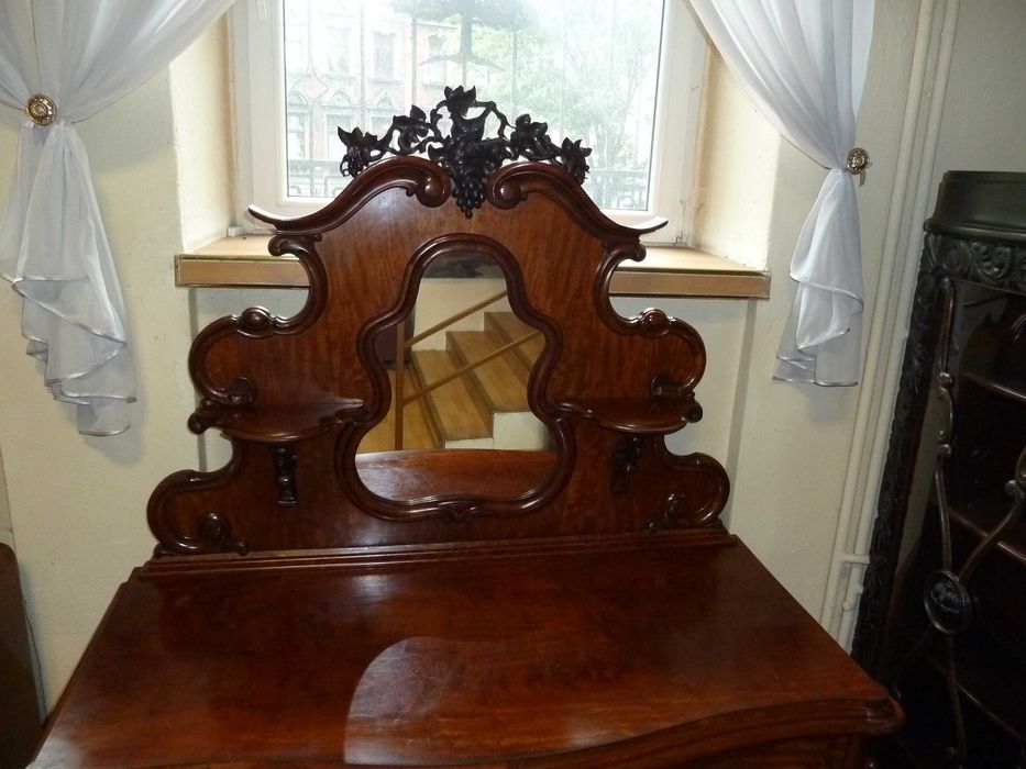 Ozdobna neobarokowa komoda z lustrem z początku XX w