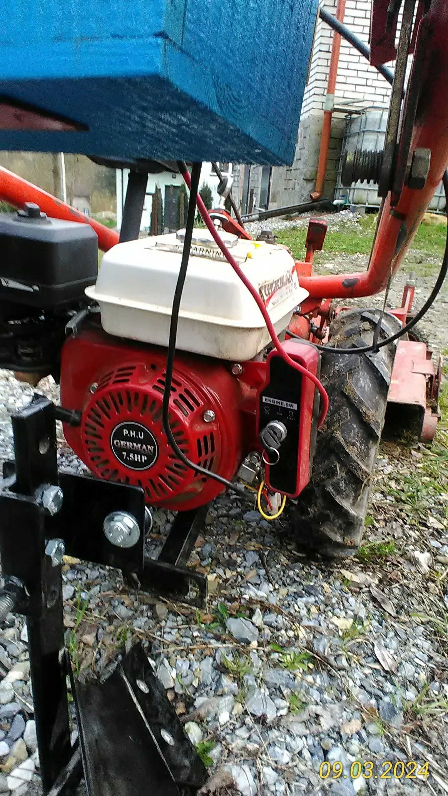 Kultowy traktorek MF-70 z kosiarką mulczującą i pługiem.