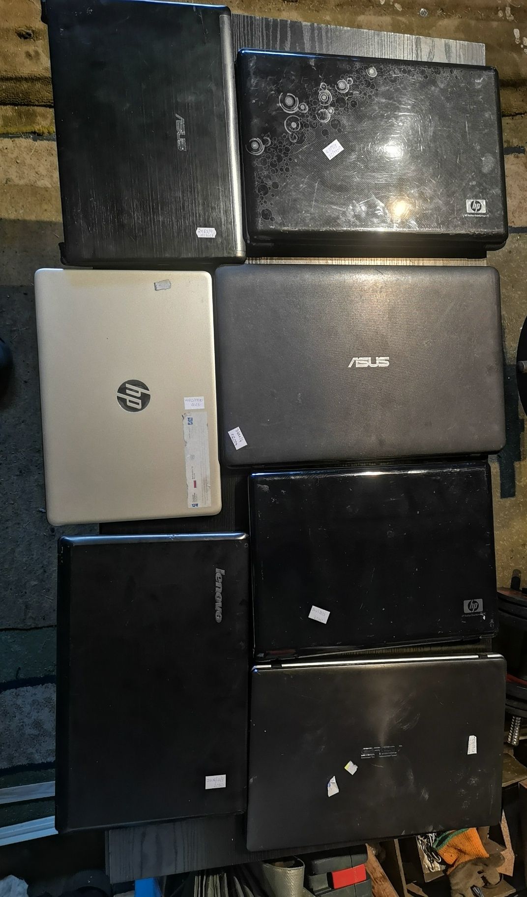 Laptopy uszkodzone.