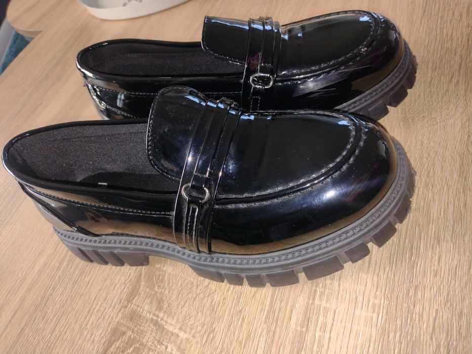 Buty czarne lakierowane r37