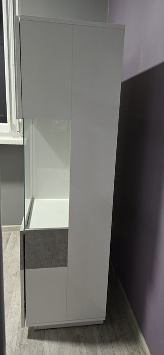 Komoda z witryną biały połysk