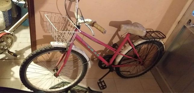 Bicicleta rosa usada